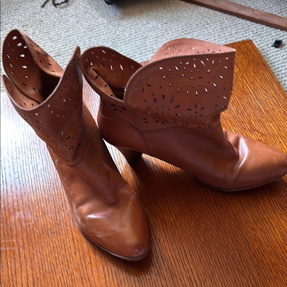 LATIGO leather boots/ankle boots/booties.Size 9M.
Decorative peek a boo leather.
